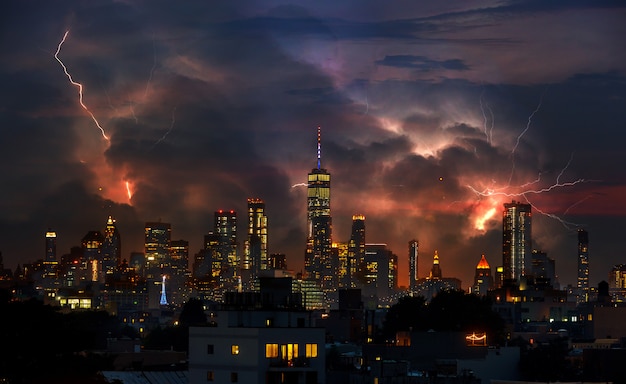 Blitzschlag durch New York City aus der Perspektive der Brooklyn Bridge.