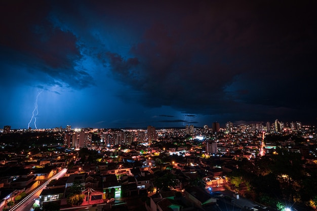 Blitzsturm über der Stadt Ribeirao Preto in Brasilien. Donnerblaues Licht auf einem Sommernacht-Konzeptbild.