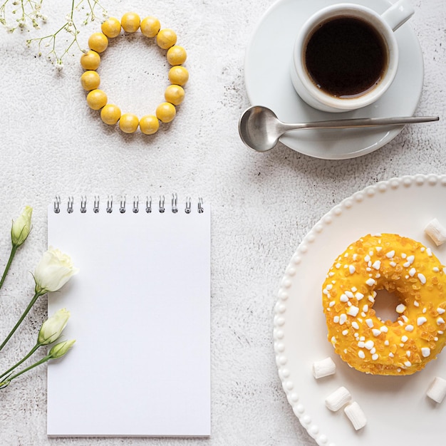 Un bloc de notas en blanco con ajuste de desayuno y accesorios para damas copie el espacio