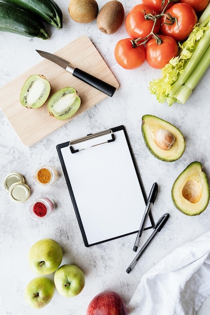 Bloc de notas en blanco y vista superior de alimentos saludables endecha plana