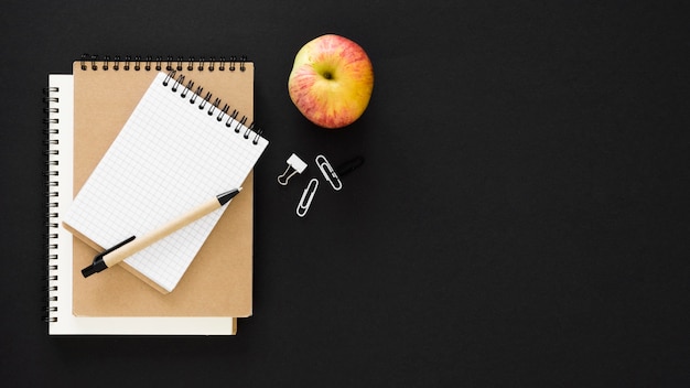 Foto bloc de notas y concepto de feliz día del maestro de apple