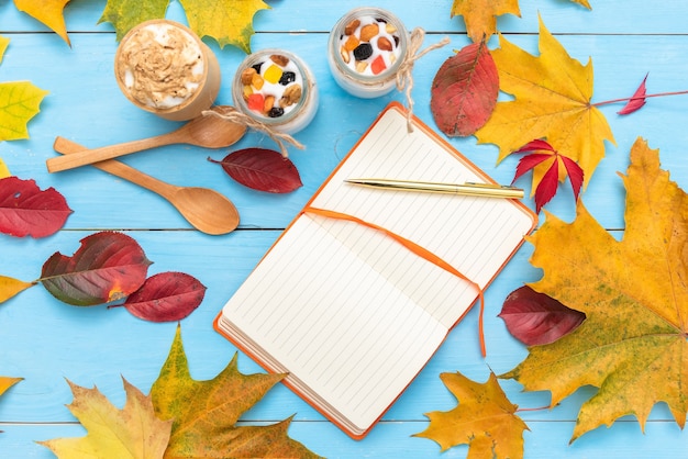 Foto bloc de notas para escribir en la mesa de otoño.