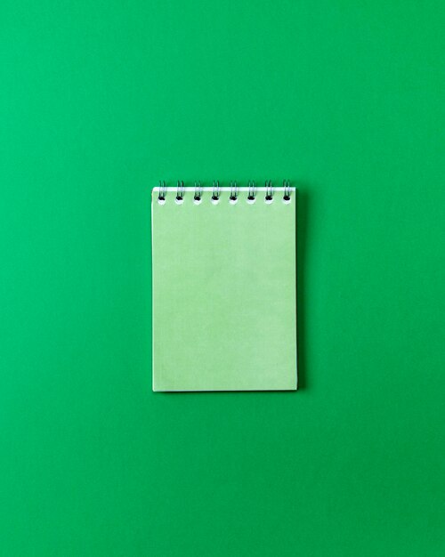 Foto el bloc de notas en fondo verde