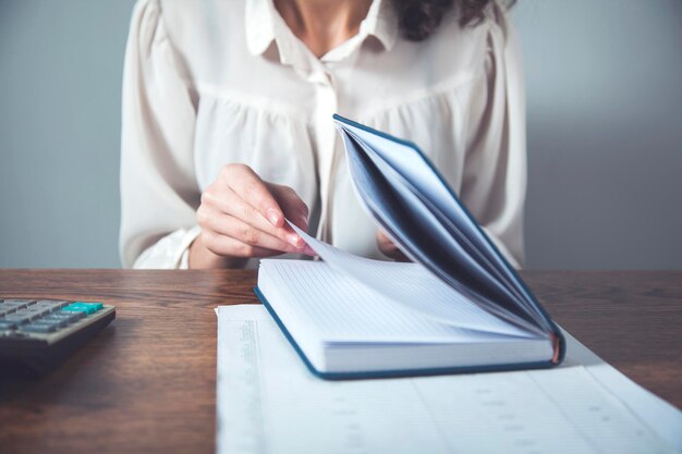 Bloc de notas de mano de mujer de negocios