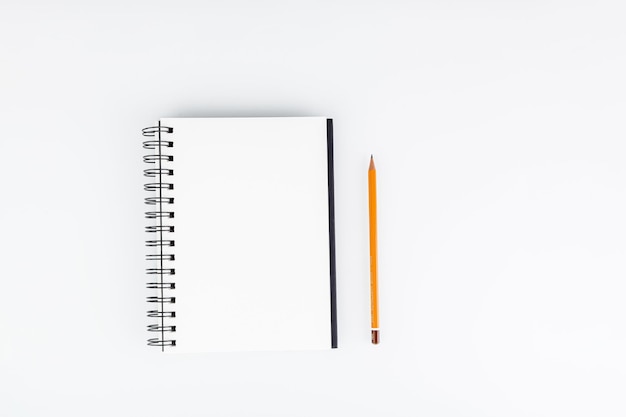 bloc de notas de negocios con lápiz en un primer plano de fondo blanco