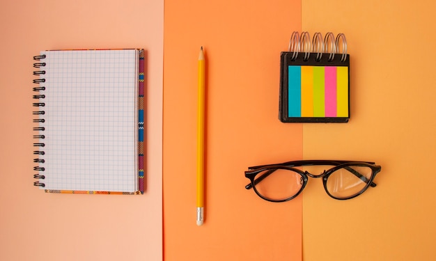 Bloc de notas de regreso a la escuela en vista superior de gafas de lápiz a cuadros