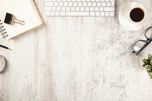 Foto bloc de notas con teclado y papelería en el escritorio