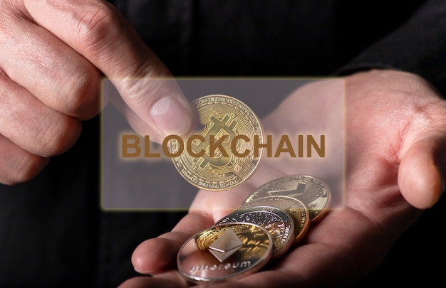 Blockchain palavra sobre foto com bitcoin e outras moedas criptomoeda