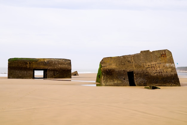 Blockhaus antiguo vestigio en la arena de la playa atlántica francesa