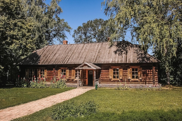 Blockhaus aus Holz zwischen den Bäumen.