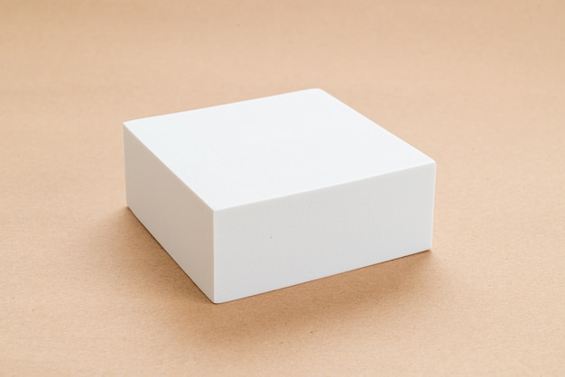 bloco branco na barba geométrica