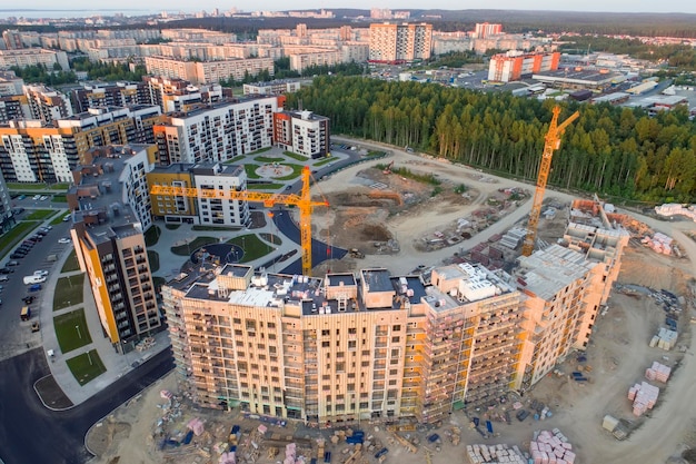 Bloco da cidade Edifícios modernos de vários andares Construção de um edifício de vários andares Fotografia aérea