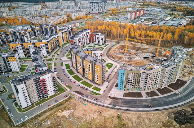 Bloco da cidade no outono Edifícios modernos de vários andares Construção de um edifício de vários andares Fotografia aérea