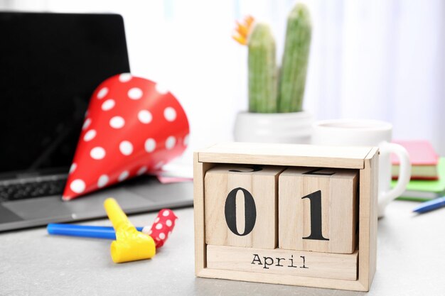 bloco de calendário na mesa do escritório celebração do dia do tolo de abril