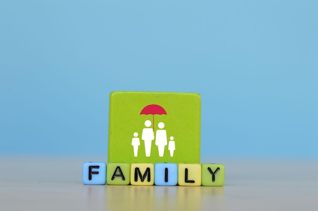 Bloco de cubo de madeira com símbolo de família Conceito de seguro familiar
