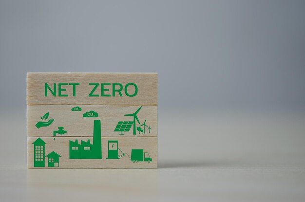 Bloco de cubo de madeira net zero carbono conceito neutro ícone verde no fundo