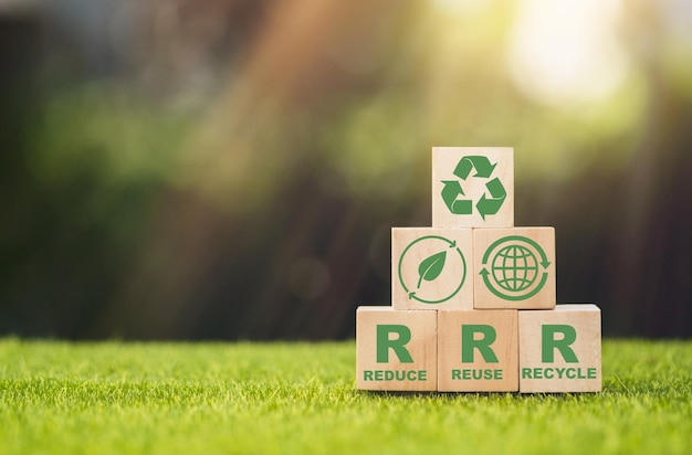 Foto bloco de cubo de madeira reduz a reutilização e recicla o texto para salvar o mundo no conceito ambiental de fundo verde