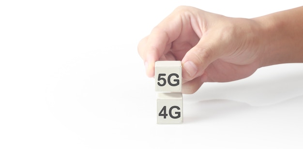 Bloco de cubo na mão com ícones 5G e 4G