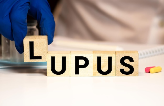 Bloco de madeira com a palavra LUPUS Medical concept