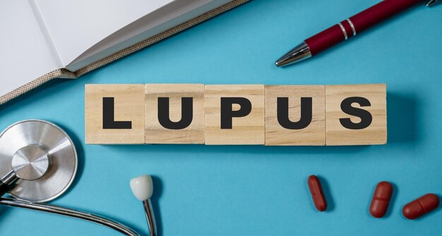 Bloco de madeira com as letras LUPUS escritas nele