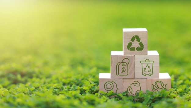 Bloco de madeira com ícones para reciclagem símbolo de reciclador de latas garrafas de plástico e redução das emissões de carbono proteger o meio ambiente redução de resíduos materiais de reciclagem dia da Terra