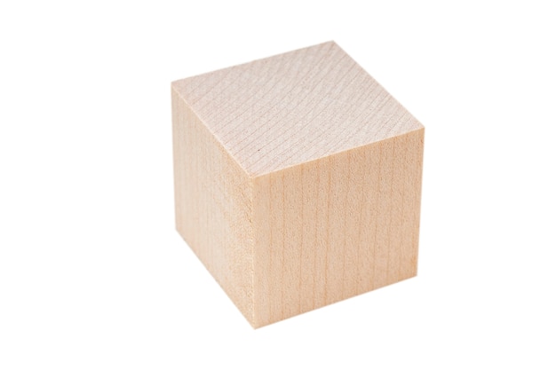 Bloco de madeira, cubo isolado no branco. Forma de cubo com bordas em branco para texto, ideias