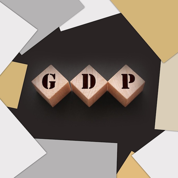 Bloco de madeira do cubo do conceito do Produto Interno Bruto do PIB com alfabeto combina abreviatura PIB mede produto e serviço do país