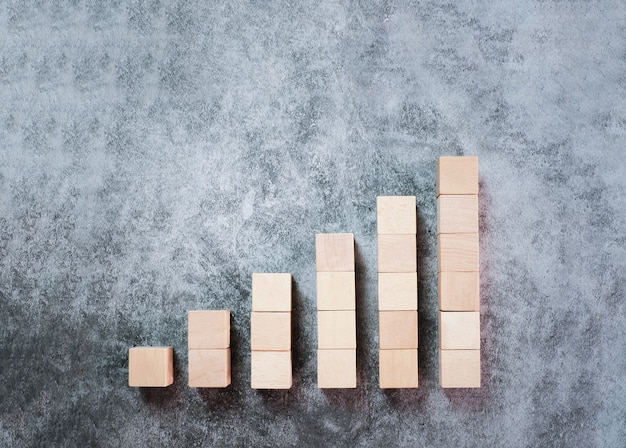 Bloco de madeira empilhando como escada, degraus em cinza