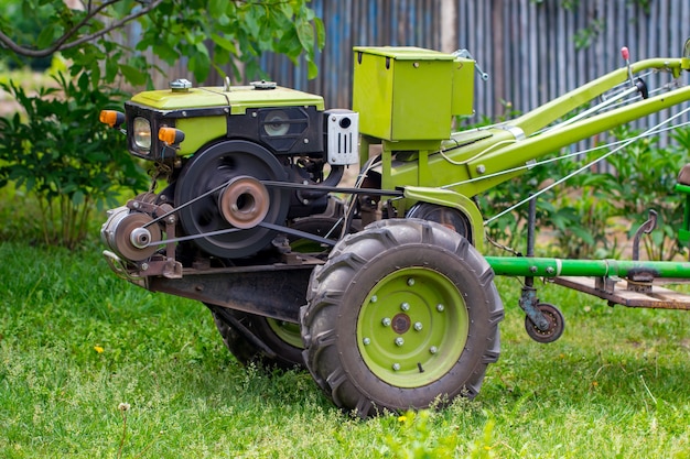 Bloco de motor com reboque verde. Desenvolvimento de equipamento agrícola tradicional e conceito de cultivo.