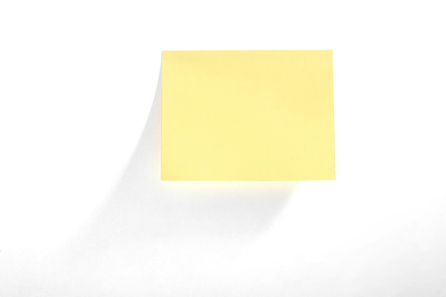 Bloco de notas amarelo em branco