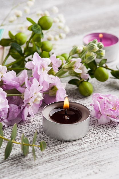 Bloco de notas azul com flores e velas