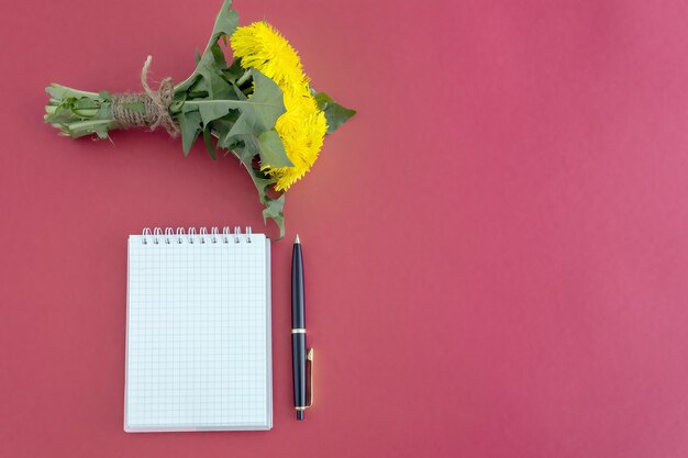 Bloco de notas buquê de flores amarelas