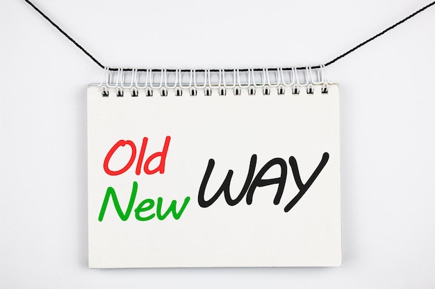 Bloco de notas com a inscrição OLD and NEW WAY Escolha e mudança na vidaConceito de tomada de decisão na vida