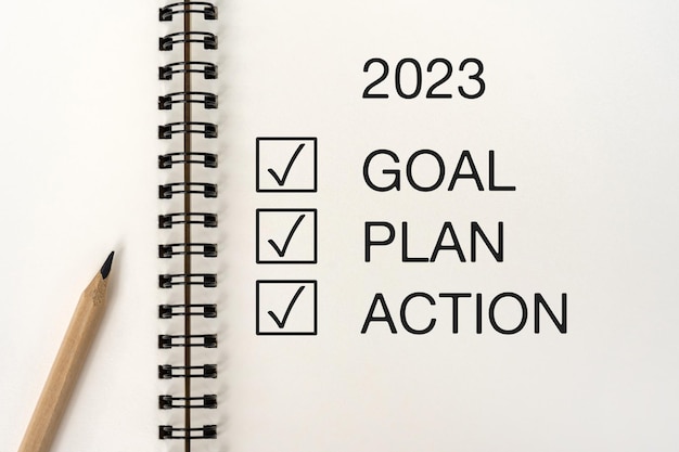 Bloco de notas com texto 2023 plano de metas e ação