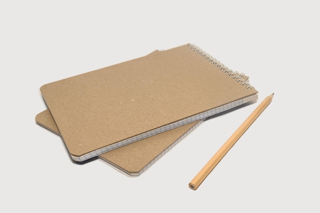 Bloco de notas com um lápis simples em um fundo cinza Layout minimalista para design