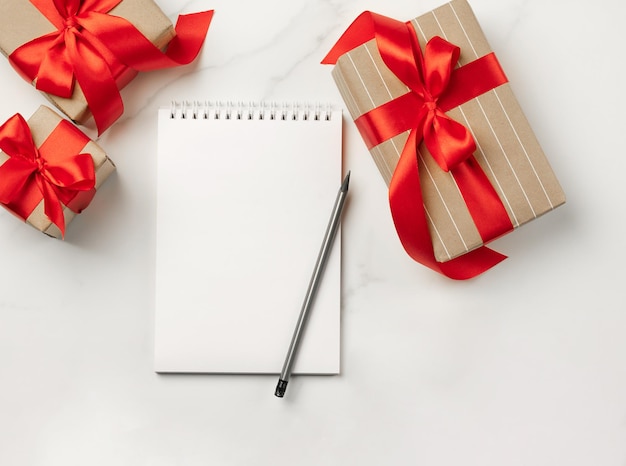 Bloco de notas de caixas de presentes de Natal com texto Objetivos fundo branco conceito de ano novo