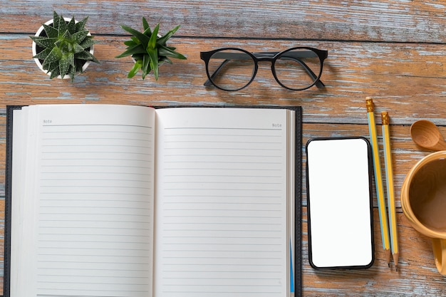 Foto bloco de notas e telefone celular na mesa e caneca de cafécalendar