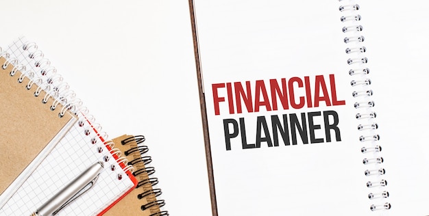 Bloco de notas em fundo branco Texto FINANCIAL PLANNER