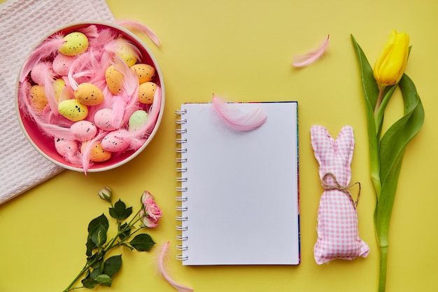 Bloco de notas simulado de Páscoa Tigela rosa com ovos coloridos penas rosa criando coelhinho fofo e flores