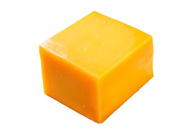 Bloco de queijo cheddar em uma mesa de cozinha isolada em fundo branco
