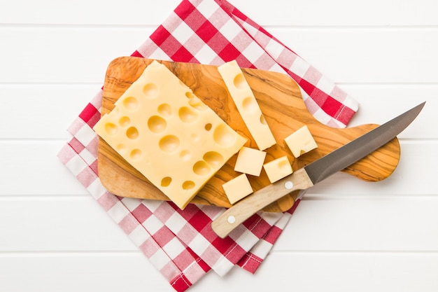 Foto bloco de queijo saboroso na tábua vista superior