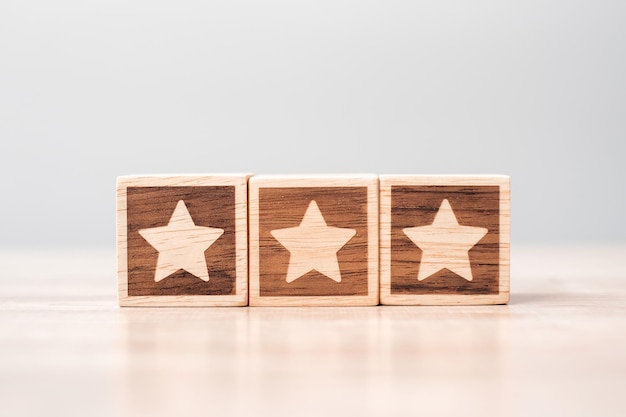 Bloco de símbolo de estrela no fundo da tabela Classificação de serviço classificação avaliação de satisfação de revisão de cliente e conceito de feedback
