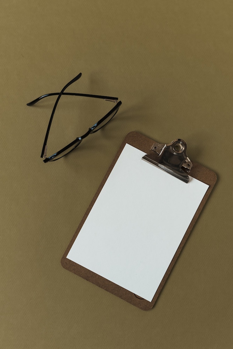 Foto bloco de transferência com folha de papel em branco e copos na superfície verde-oliva