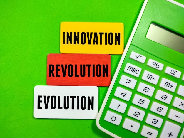 Blocos coloridos com as palavras inovação, revolução e evolução