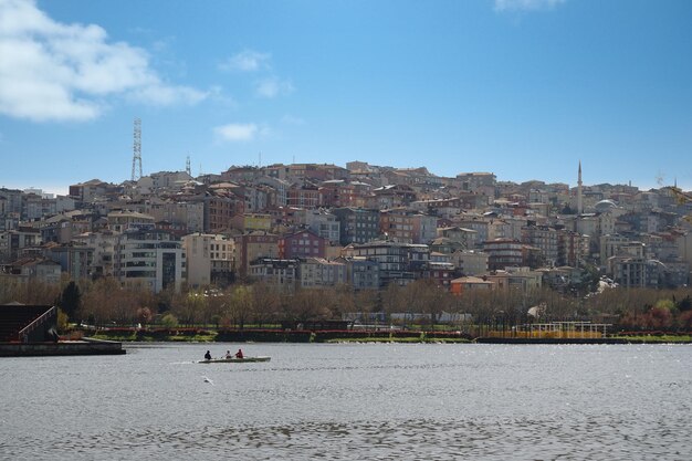 Blocos de apartamentos urbanos do lado europeu de Istambul e rive