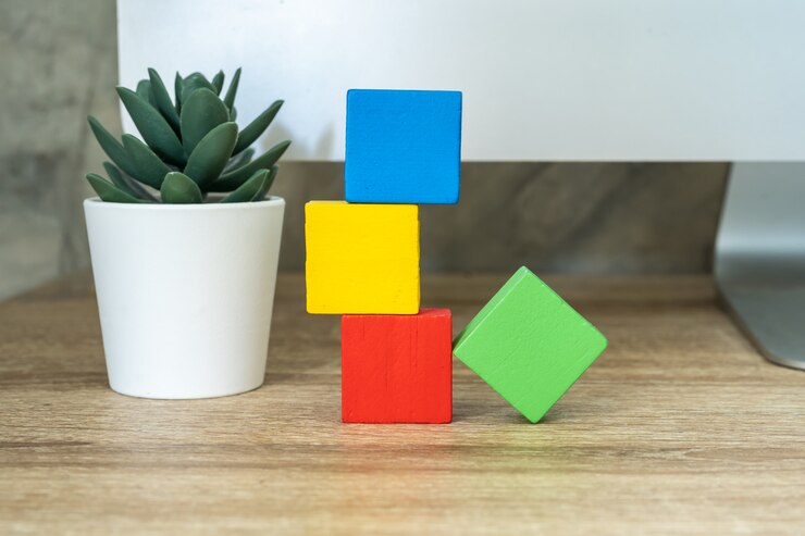 Foto blocos de brinquedo de madeira coloridos na mesa