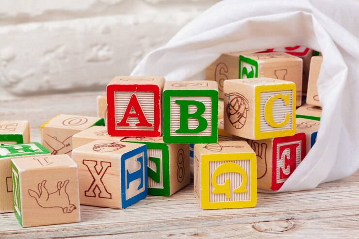 Blocos de brinquedo de madeira multicoloridos na madeira