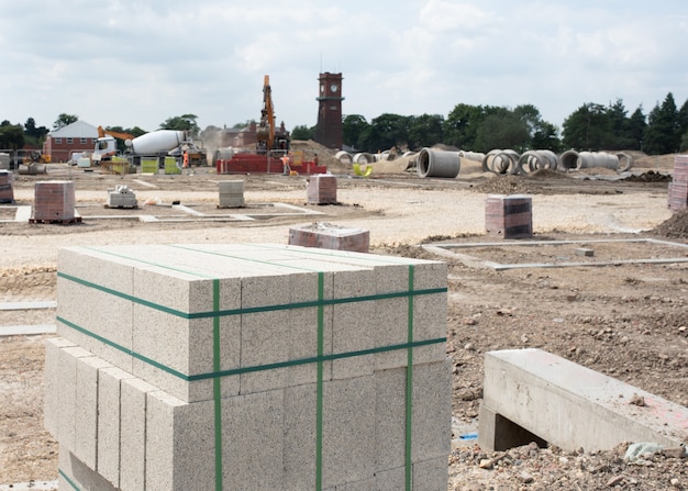 Blocos de concreto e tijolos em um novo canteiro de obras de loteamento