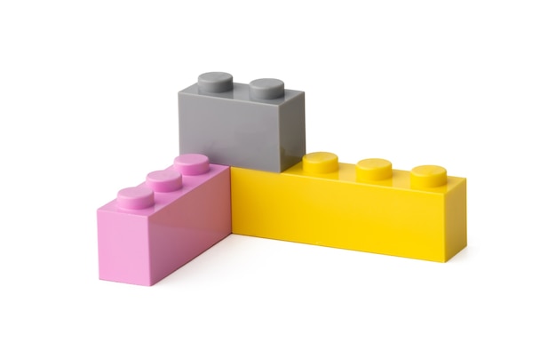 Blocos de construção de brinquedo de plástico colorido isolados no branco