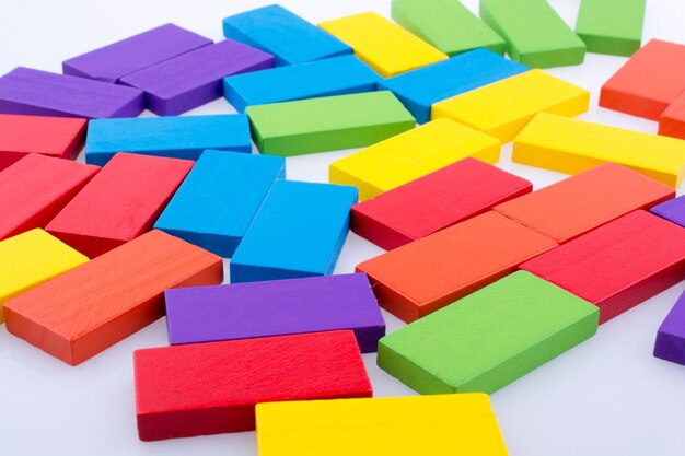 Foto blocos de dominó de várias cores